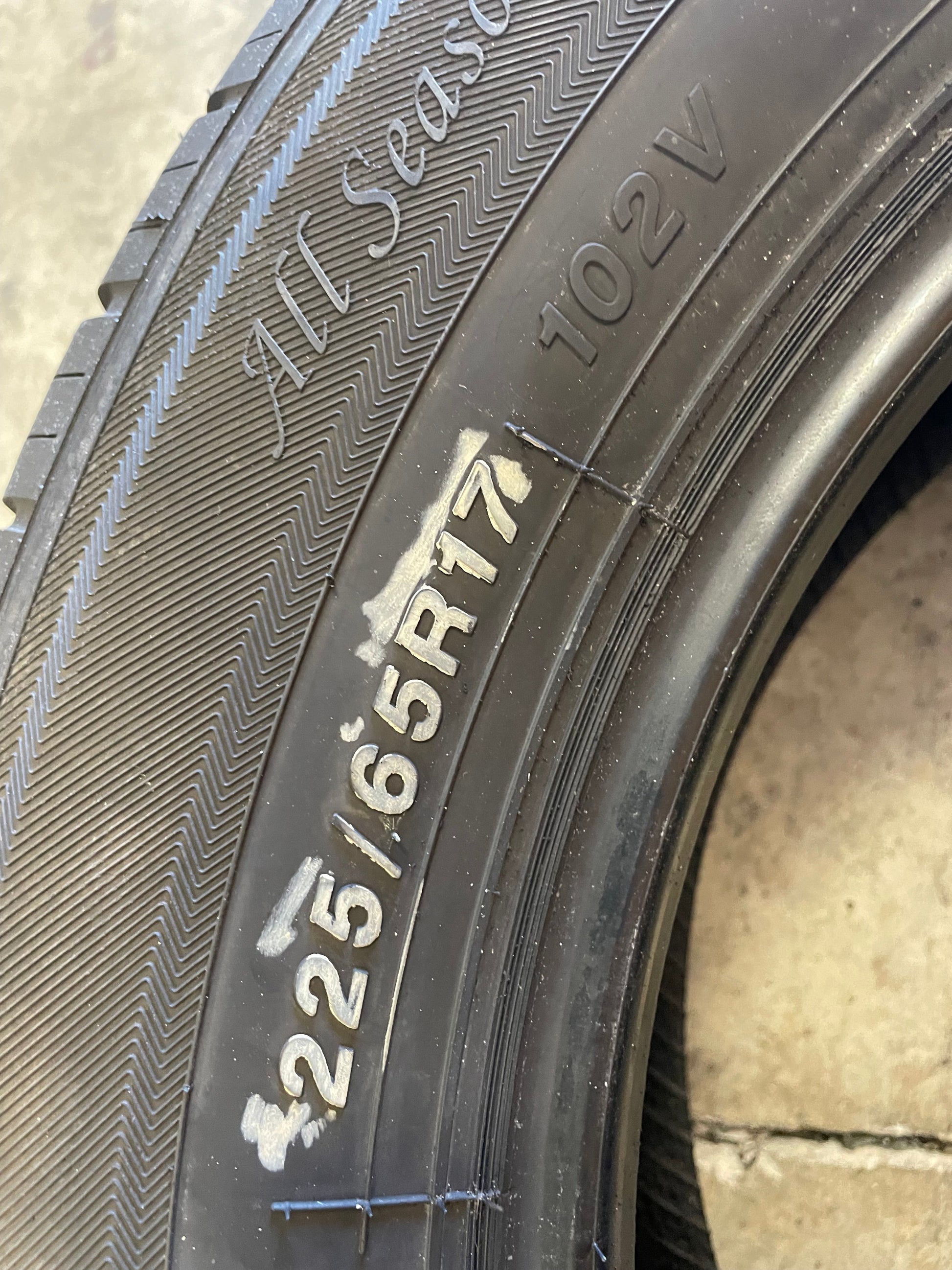 SINGLE 225/65R17 Performer CXV Sport 102 V SL - Premium Used Tires